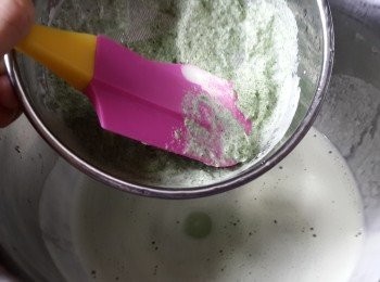 step4: 將斑斕牛奶液隔去幼渣，再過篩兩次