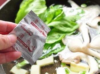 step6: 另外準備湯頭，被一鍋新水煮滾，放入湯頭所有配料滾煮，再放入調味包拌勻