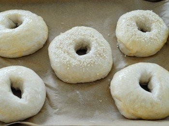 step6: 將貝果放在烘焙紙上，塗上蛋液 （也可在上面灑上芝麻），放入已預熱200度焗爐，焗約20分鐘至貝果成金黃色即成！