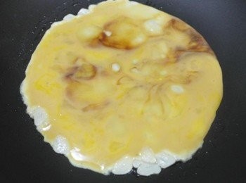 step3: 接著倒入蛋液輕輕用鍋鏟炒勻~~像炒蛋那樣^^