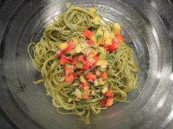 step4: 將醬料與米粉稍加攪拌混合。