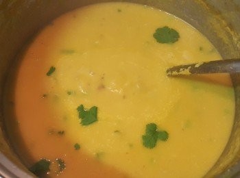 step9: 將花膠用薑 2 片出水去腥 , 隔乾水份切碎備用 .

南瓜蒸熟或用攪拌器打成蓉備用，如用攪拌器，因須加入水打成南瓜蓉，所以在滾龍蝦時須調節水量。