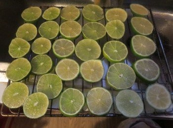 step2: 備一個玻璃容器，洗淨、晾乾。將切好的檸檬片放入玻璃容器中。
依序放入冰糖與糯米醋。