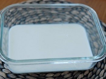 step3: 將魚膠粉溶液加入步驟一的椰漿內，拌勻，然後待涼。倒一層椰漿液在容器內，放入雪櫃20分鐘