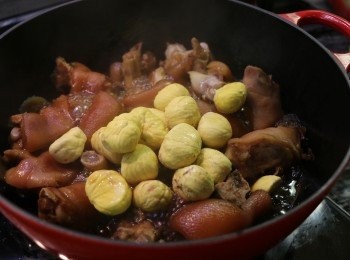 step6: 接著，把栗子也放進去炒勻，加蓋繼續燜煮20分鐘。（若汁料煮至快要收乾時，可酌量加點水，期間可嘗試糖醋的口味，適時添加糖和醋。）

（喜歡吃軟腍的口感，可延長烹調的時間，並適時添加水量。）