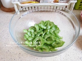step1: 苦瓜洗淨去囊後切薄片放入大碗內 , 加入鹽拌勻靜待20分鐘