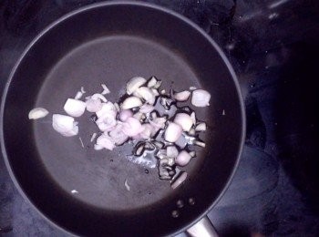 step13: <span class="group_4">油飯</span>
紅蔥頭去皮切碎，蒜頭去皮磨蓉
把鍋燒熱，先下2大匙雞油，再把紅蔥頭及蒜蓉爆香