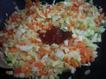 step7: 倒入剩下的雜菜材料炒勻，再倒入5湯匙茄汁炒勻