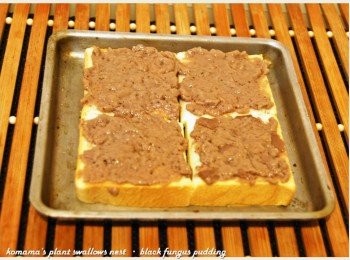 step3: 將可可口味的黑木耳雪綿酪，直接塗抹在白吐司塊上。