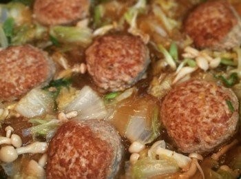 step5: 鍋中放入大白菜，加一些醬油和糖小火燉煮到出水（不用加水），煮好的白菜會很清甜，約15分鐘白菜軟了之後把獅子頭放進去一起蓋上鍋蓋燉煮約20分鐘（我會用白菜蓋住獅子頭），然後加入鴻喜菇