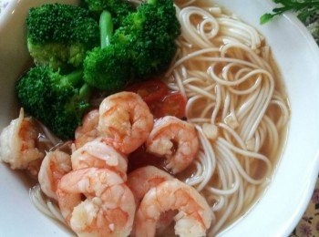 step11: 最後把煮好的湯底加入碗中 , 再把蝦子舖上 , 加入青花菜即可