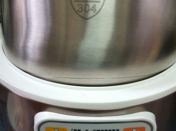 step10: 今一次選用【伊瑪牌「智營·金」低糖健康蒸飯煲】，好大原因係因為此品牌的不銹鋼內鍋由食品級304不銹鋼製造。 安全可靠。  304是一種通用性的不銹鋼、 具有耐腐蝕性、 耐高溫800度及韌性高的特點、 廣泛使用於食品及醫療行業。 當口最為重要的元素是Ni及Cr。 行業常見判定情況認為只要Ni含量大於8％  Cr含量大於18％ 、 就可以認為是304不銹鋼（ 又稱為18/8不銹鋼）