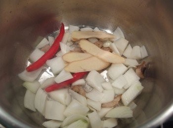 step3: 再將洋蔥,辣椒及薑片下鍋做拌炒,炒至洋蔥變透明狀。