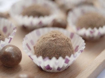 step6: 然後再將糯米糍沾上可可粉或椰絲即成！