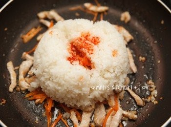 step2: 將白飯與泡菜汁倒入鍋中並拌炒均勻。