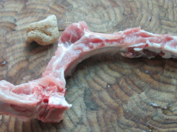 step1: 準備好天麻和排骨。