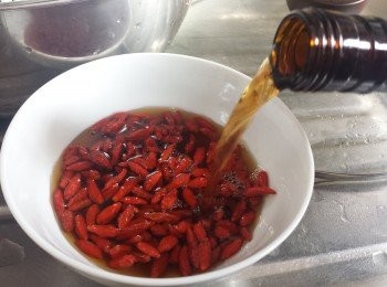 step5: 杞子用花雕酒浸一會。