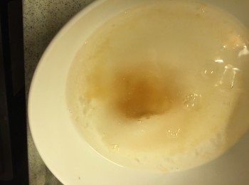 step1: 先做椰汁溶液, 把糖加入魚膠粉, 加入熱水攪勻