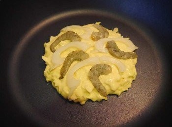 step2: *熱油鍋後~倒入<span class="group_2">麵糊</span>~稍微煎熟底部後，放入蝦仁及花枝~