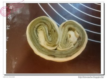 step8: 把一條麵團的兩端向中間摺兩次, 再屈曲成心型, 放入模具中。