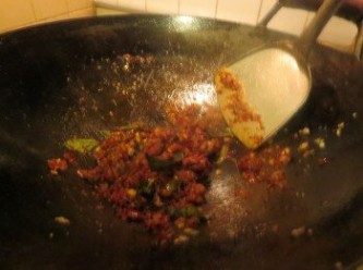 step3: 加入馬來篸，辣椒末，鹽，咖哩葉和糖慢火炒至顏色變深即可