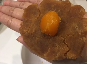 step5: 再將蓮蓉壓平放上蛋黃。