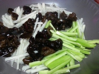 step2: 先煮滾熱水,落1茶匙鹽將各材料煮3分鍾