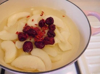 step2: *將梨子，紅棗，枸杞放入鍋內，加水淹過即可。