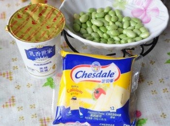 step1: 備料:鮮奶、新鮮毛豆仁、【芝司樂原味起司 】