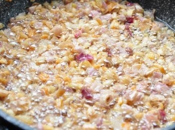 step7: 煸到紅蔥頭變為金黃色，即可迅速撈起