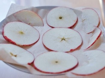 step2: 在碟上放一張烘焙紙，將蘋果片鋪在上，不要重疊