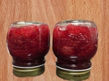 step9: 煮至濃稠後關火利用熱填充的概念，直接將超過85度c草莓蒟蒻果醬填入玻璃瓶中，將瓶蓋旋緊後倒蓋，靜置10分鐘待其充分殺菌後，即可在冷藏條件完整下保存7天，並請盡快食用完畢。