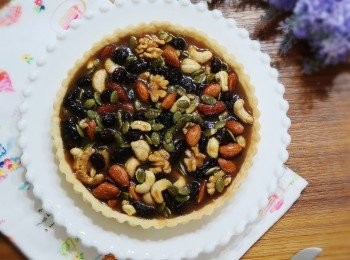 step10: 💕塔皮剩下的邊邊可冷藏再次使用，
也可直接做成壓片餅乾，口感也十分好吃喔。
💕烤溫因每個人使用品牌不同，要自己適時觀察調整