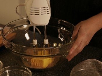 step3: 牛油切粒待放室溫至軟並放入黃糖用攪拌器發打令兩者混合備用