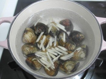 step2: 滾了之後加入蛤蠣煮至全開!!