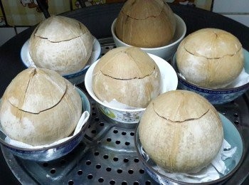 step8: 鍋加入大量水煲滾，擺入蒸架，放入椰皇，中火蒸30分鐘