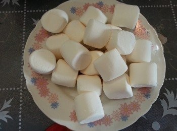 step1: 綿花糖放入微波爐碗裡，然後放進微波爐用高火叮至綿花糖漲大一倍，立刻取出。