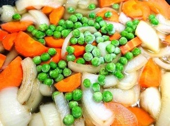 step5: 倒入雞汁和水（約蓋過鍋內<span class="group_1">食材</span>的水量即可），放入冷凍豌豆，蓋鍋蓋慢燉。