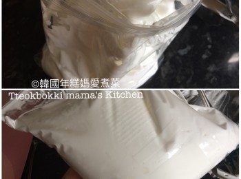 step5: 如果有擠花袋的話就直接將打至企身的蛋白放入，若沒有的話就用一般保鮮袋然後將蛋白放入，將保鲜袋剪去一小角就可以擠花了。