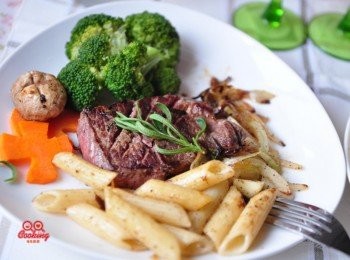 step5: 要選迷迭香黑胡椒牛排呢?