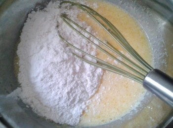 step3: 將步驟1的麵粉材料倒入蛋液拌勻