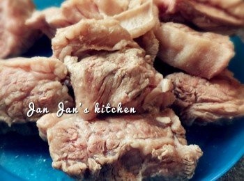 step3: 滾水加入薑及酒，放入牛腩出水大約4分鐘，盛起隔去水分。