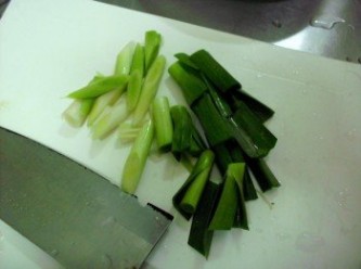step2: 切好蒜苗、蒜頭備用、打開土豆麵筋罐頭備用。