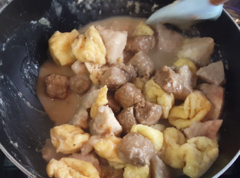 step4: 加入素牛肉粒及豆腐卜炒勻。