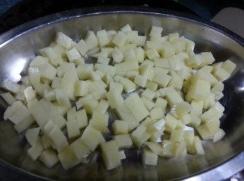 step6: 薯仔切粒連埋粟米一起蒸15分鐘待用