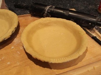 step7: <span class="group_2">派皮</span>: 一半<span class="group_2">派皮</span>均勻鋪平在烤盤上 先放入烤箱烤10分鐘取出