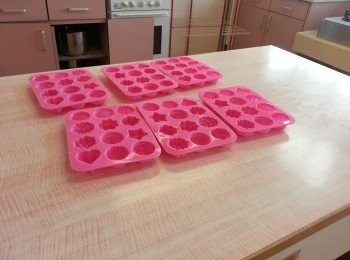 step6: 唧滿矽膠模中。