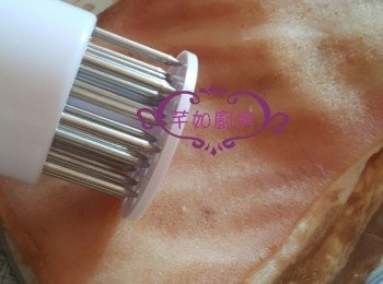 step3: 用Meat Tenderizer在豬皮上不停刺, 直至豬皮上布滿密密麻麻的小孔, 再用掃子平均塗白醋於豬皮上