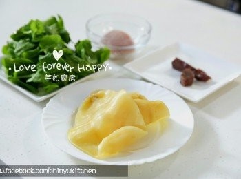 step2: 將已浸發好的花膠切片, 瘦肉切成塊和金華火腿切片, 及調好生粉水