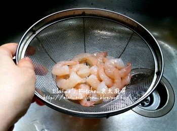 step5: 瀝乾水份放入大碗內 , 加入熱水浸過面3分鐘至轉色 , 倒去水份瀝乾備用